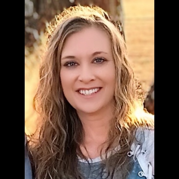 Meet your Posher, Nicole - Picture 2 of 3